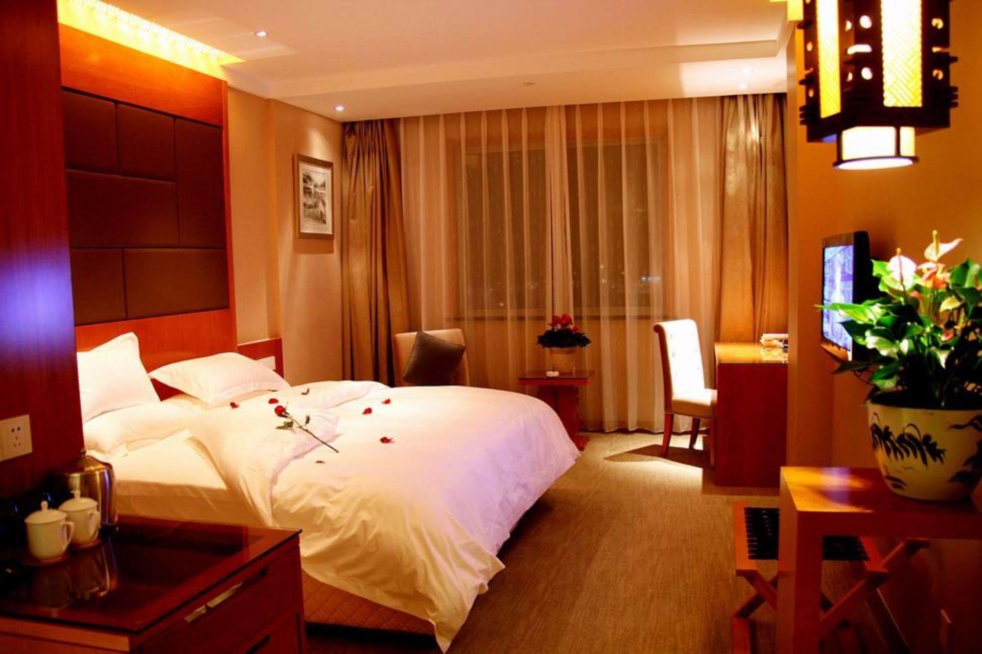 Oriental Hotel Tong Xiang Цзясин Экстерьер фото
